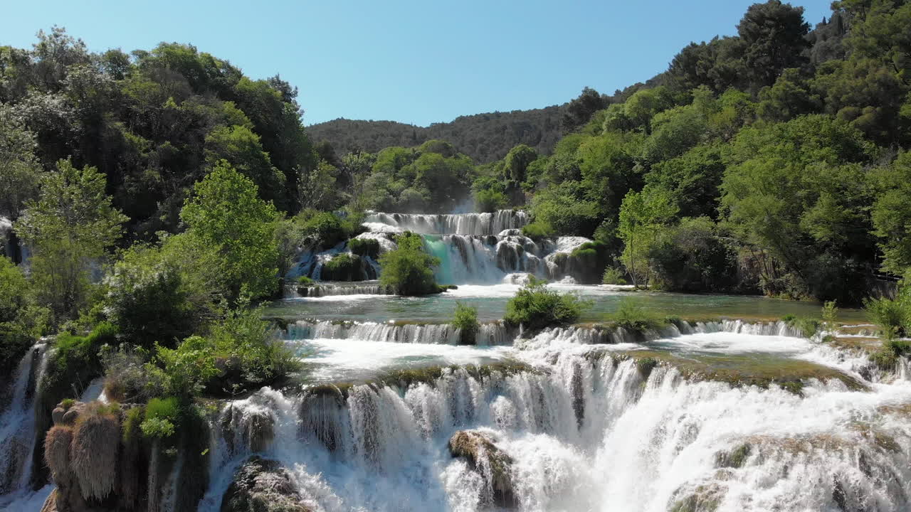 Ripresa aerea delle famose cascate a gradoni nello splendido Parco Nazionale di Krka, Croazia