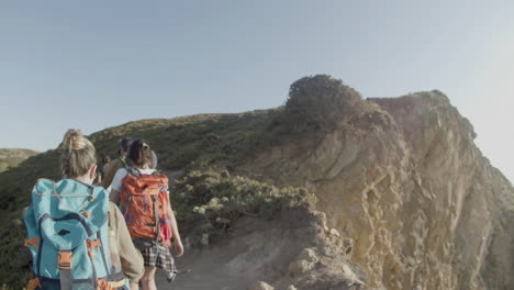 familia escalando la colina de la montaña, recorriendo la ruta de senderismo