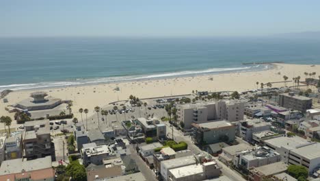 drone volando sobre el centro de venice hacia venice beach en los angeles, california