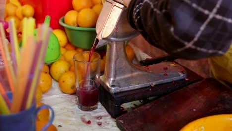 jugo de granada marroquí recién exprimido del mercado souk en la medina de marrakech