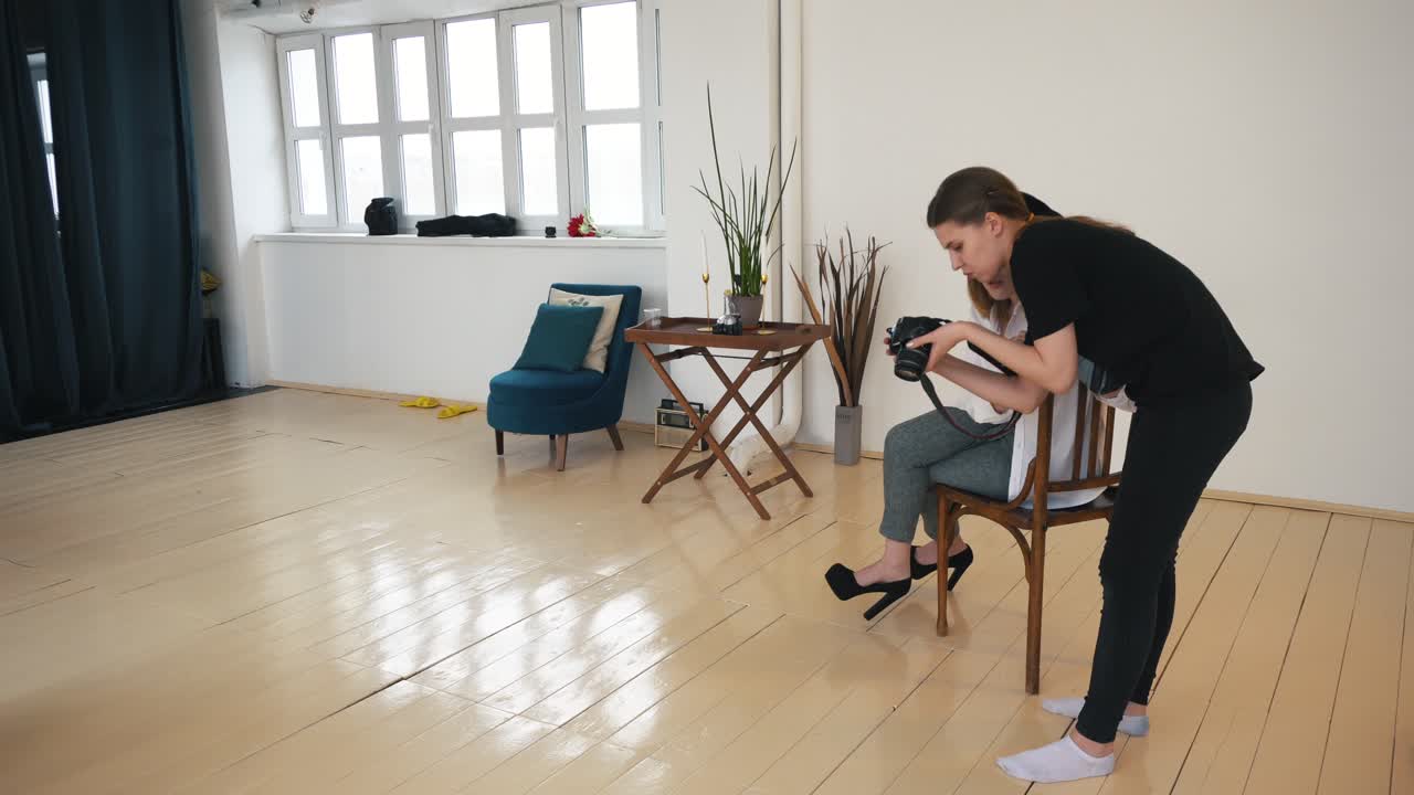 fotógrafo tomando fotos de una modelo en un entorno de estudio