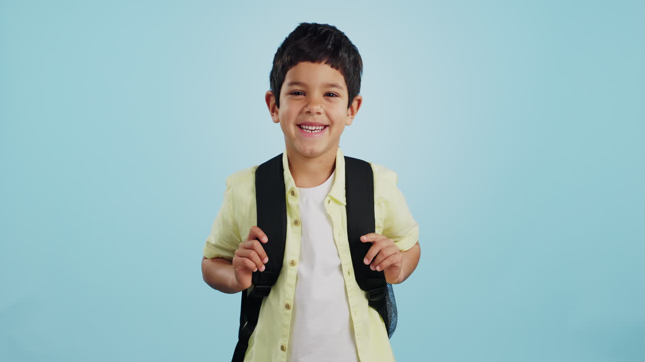 escuela, feliz o cara de niño en el estudio en azul