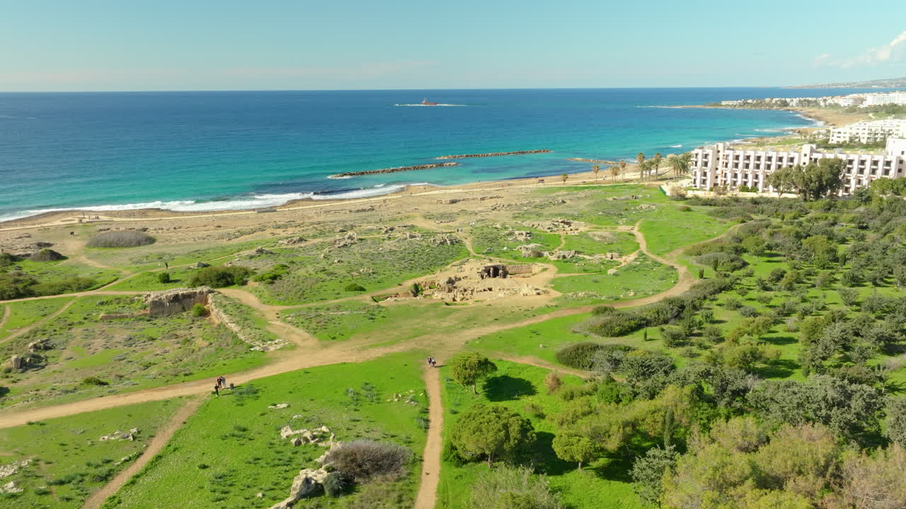 vista aérea de las tumbas de los reyes, paphos, cerca de la costa