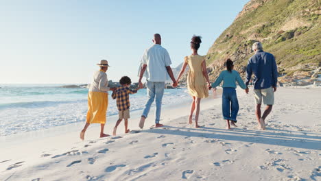 Playa,-Familia-Numerosa-Y-Tomados-De-La-Mano-Mientras-Camina