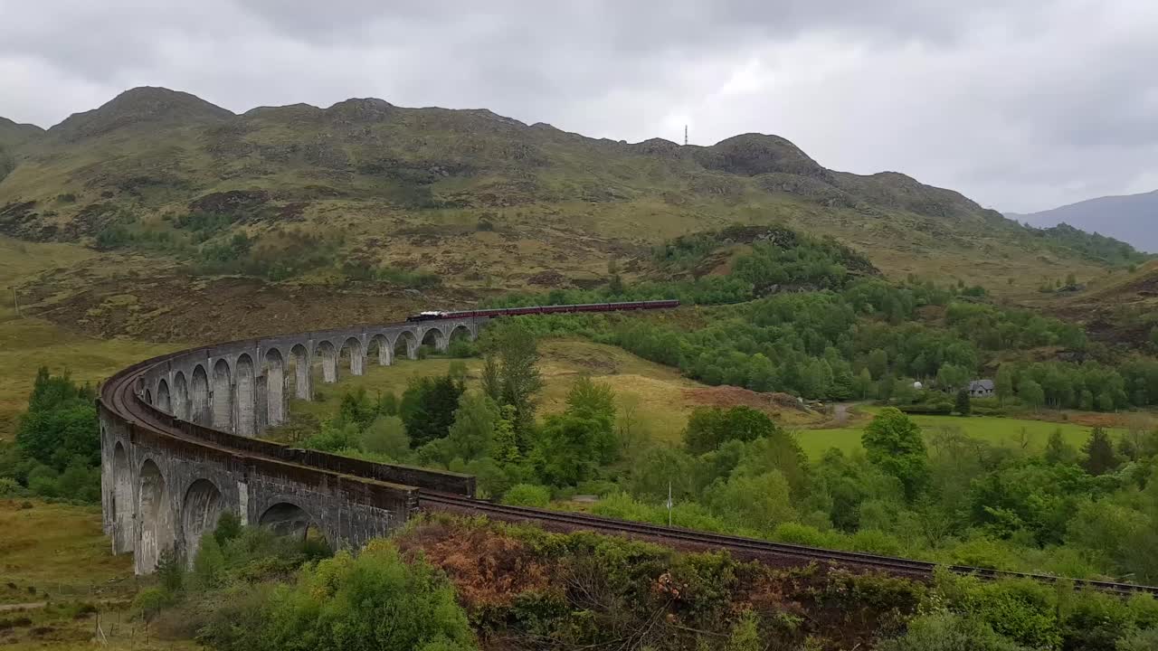 el tren de vapor jacobite, también conocido como hogwarts express en las películas de harry potter, pasa por el viaducto de glenfinnan.