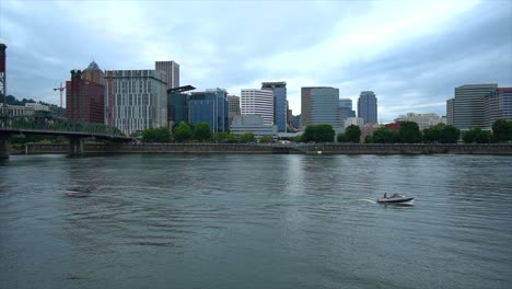 Bootsfahrer-Genießen-Den-Willamette-River-Und-Die-Innenstadt-Von-Portland,-Oregon,-Von-Der-Eastside-Promenade-Aus