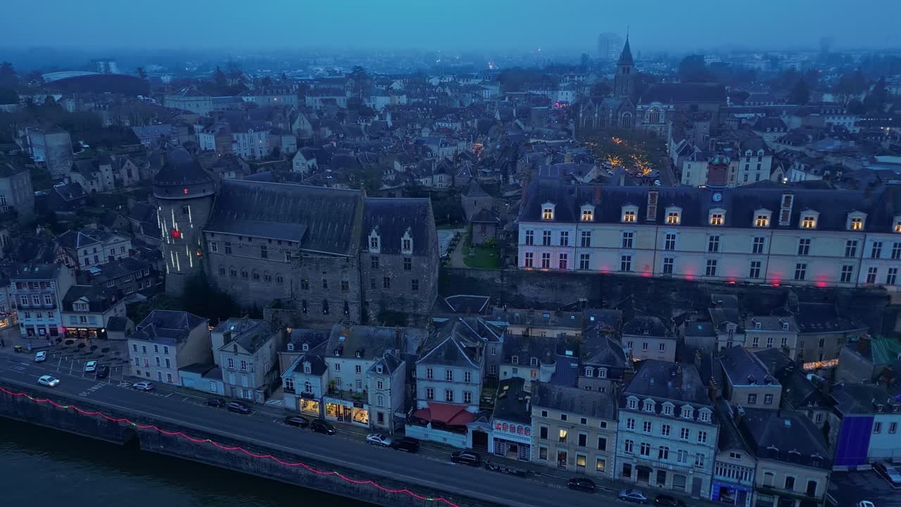 라발의 저녁 시간, 크리스마스 도시 장식과 조명, 성과 강변, 프랑스의 메이엔.