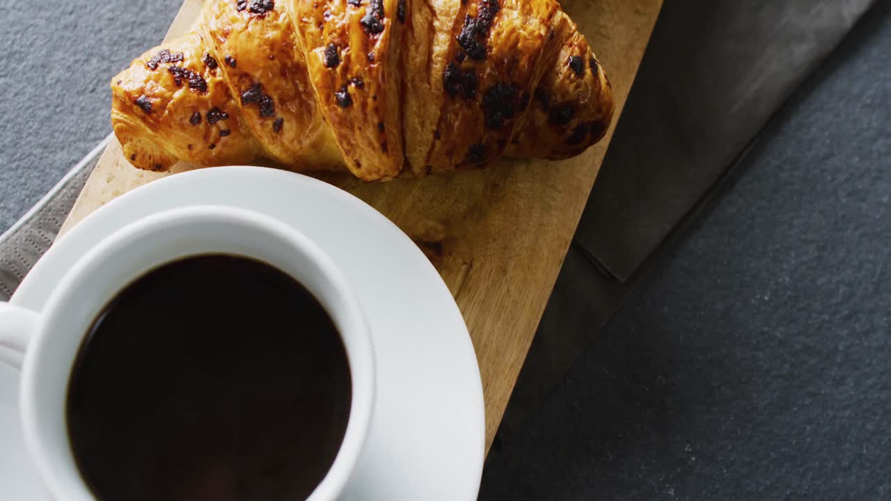 video de primer plano de un croissant sobre un fondo gris
