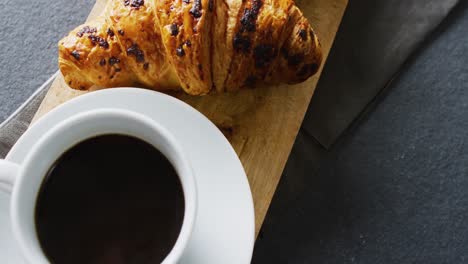 video di un primo piano di un croissant su sfondo grigio