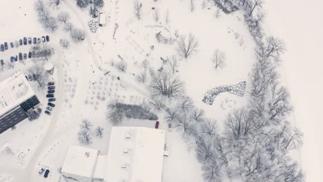 Abstieg-Aus-Der-Luft-über-Eislaufwege-An-Den-Gabeln-In-Winnipeg,-Manitoba,-Kanada