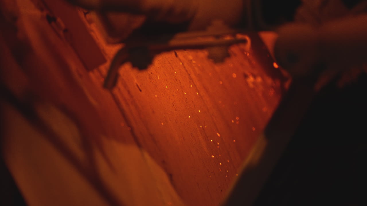 스파크를 가진 목재 가공의 클로즈업