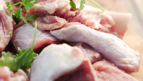 trozos de pollo crudo