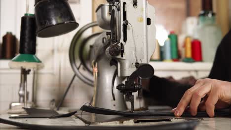 máquina de coser de época en acción