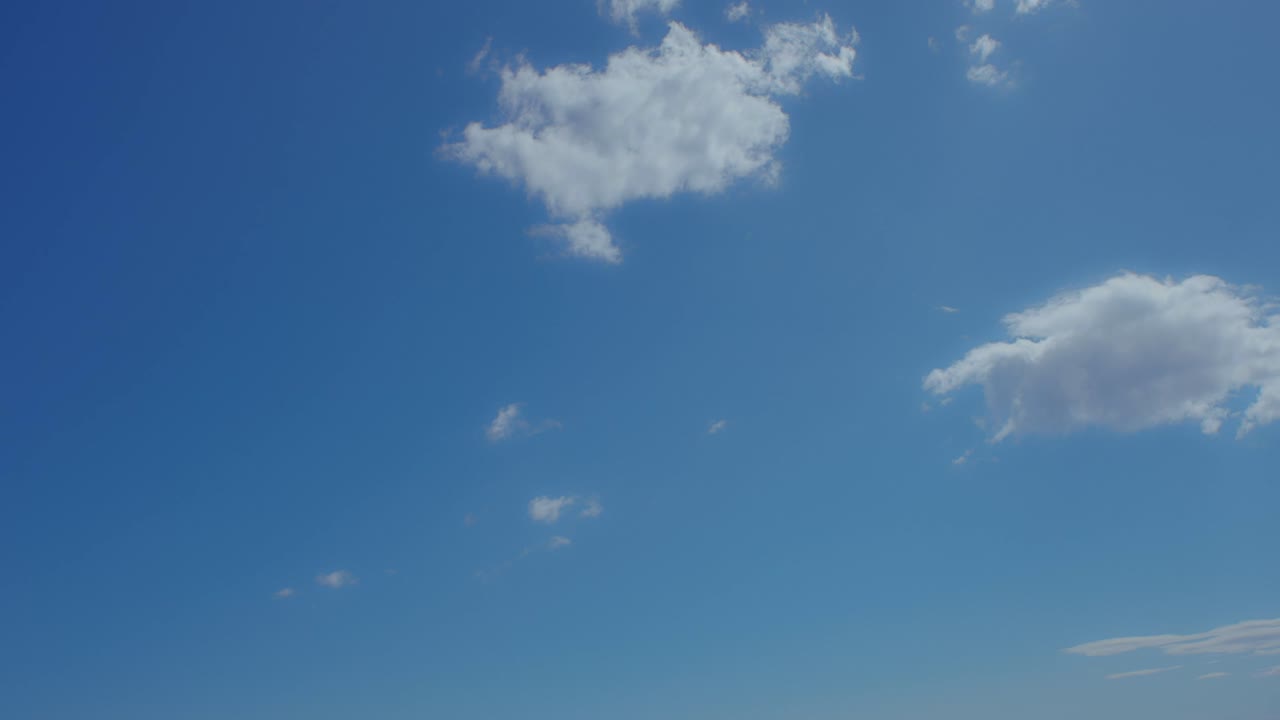 맑은 하늘의 타임랩스