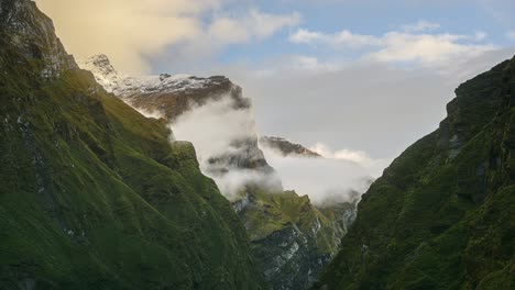 Zeitraffer-Der-Zerklüfteten-Berglandschaft-Nepals,-Zeitraffer-Der-Felsigen,-Dramatischen-Himalaya-Landschaft-In-Der-Annapurna-Region,-Wolken-Ziehen-Im-Zeitraffer-Von-Tag-Zu-Nacht-Und-Enden-In-Einer-Dunklen-Szene