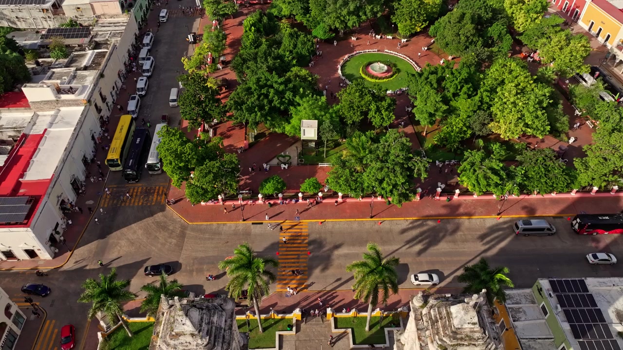 Vista aerea della piazza principale di Valladolid, Messico, la cattedrale e gli edifici coloniali che circondano la piazza centrale alberata della città storica