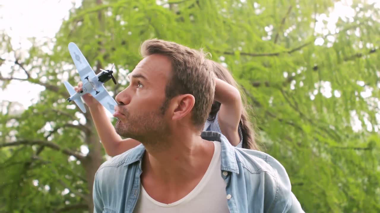 padre guapo dando cerdo de vuelta a su hija y jugando