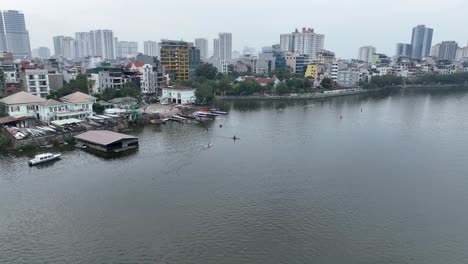 Canoas-Y-Kayaks-Se-Deslizan-Con-Gracia-Por-Las-Serenas-Aguas-Del-Lago-Tay-Ho