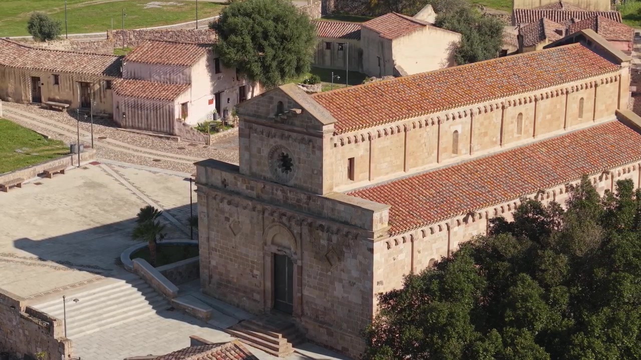 La Cattedrale di Santa Maria di Monserrato si trova nel centro storico di Tratalias, Sardegna, Italia. Ripresa aerea con rotazione