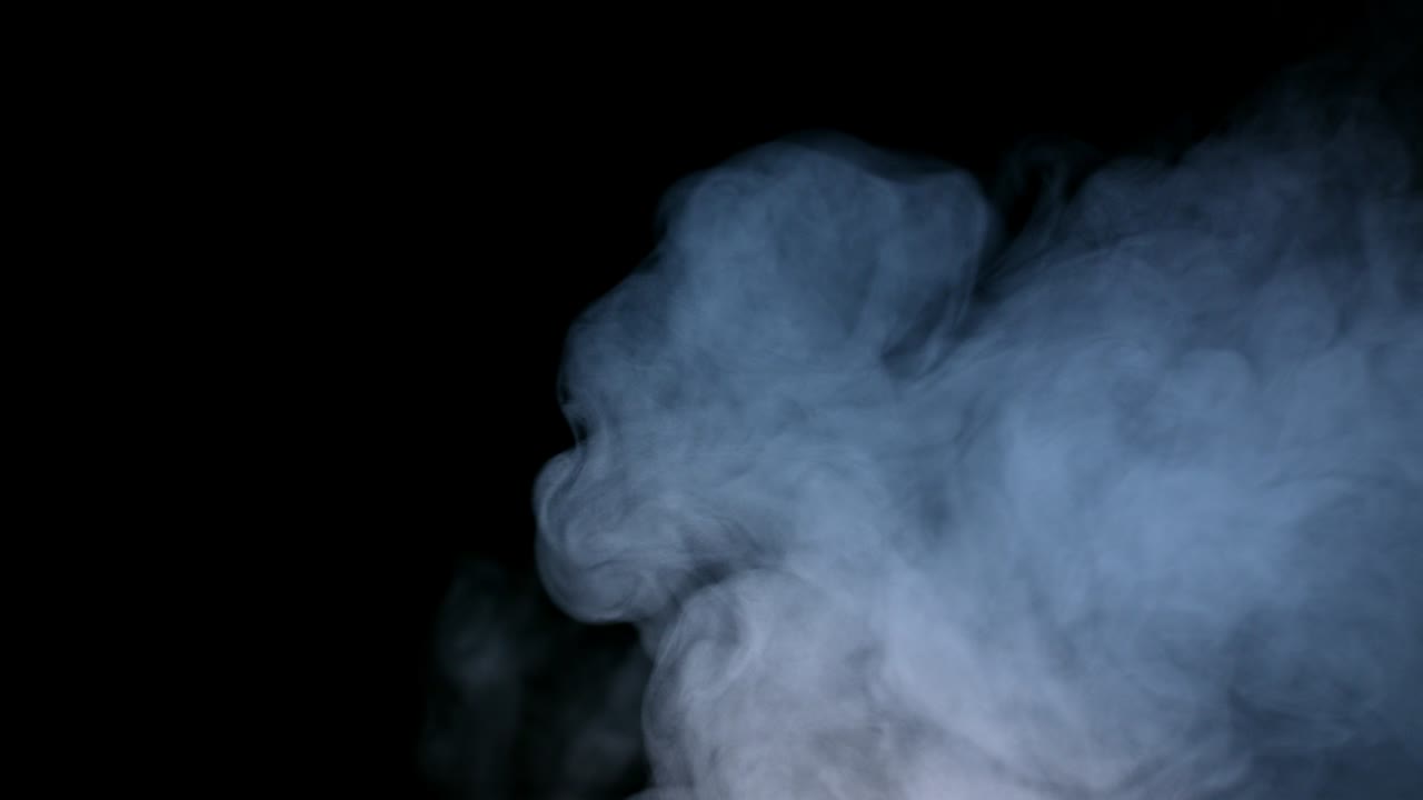 검은 바탕에 고립된 색 연기가