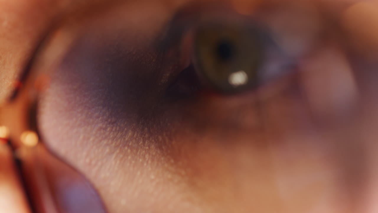 컴퓨터에서 일하는 집중된 여성의 눈, 근접 촬영