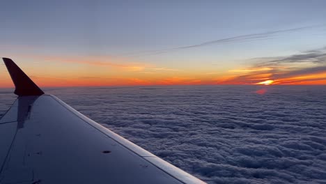 Amanecer-En-Un-Avión,-Sobre-El-Ala-Izquierda