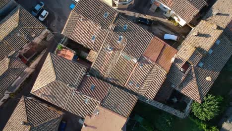 Pequeño-Pueblo-En-El-Campo,-Imágenes-Aéreas-Giratorias,-Drones-Subiendo