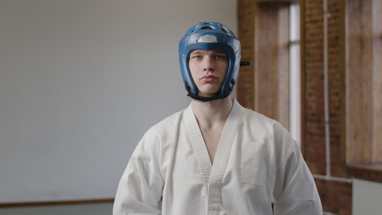 도조 에 있는 젊은 운동 선수