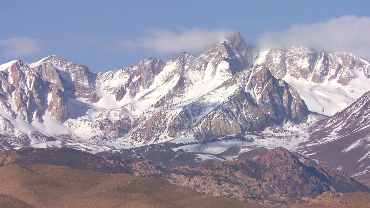 lapso de tiempo de las montañas nevadas de sierra nevada en la parte oriental de california