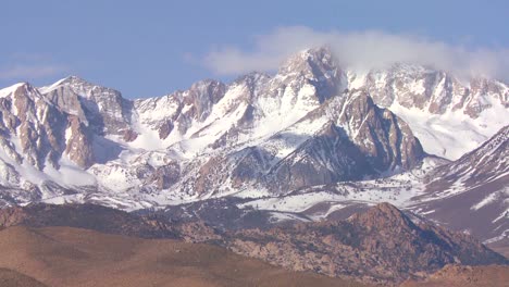 lapso de tiempo de las montañas nevadas de sierra nevada en la parte oriental de california