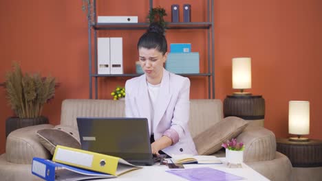 la joven trabajadora de oficina en casa es incompetente.