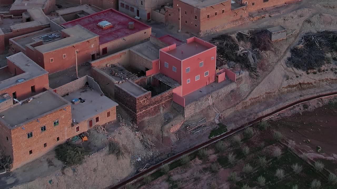Vista aerea di campi ed edifici in Marocco al tramonto