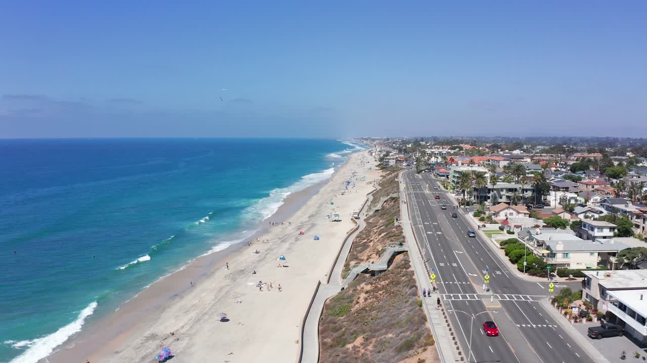 캘리포니아 여름에 칼즈배드 시 해안 상공을 비행하는 공중 샷