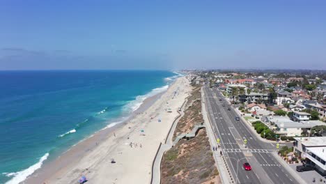 Toma-Aérea-Sobrevolando-La-Costa-De-La-Ciudad-De-Carlsbad-En-Verano-Californiano