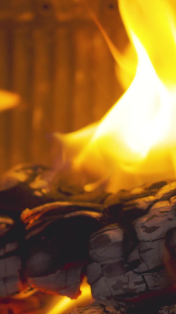 вертикальное видео вблизи пламени огонь бревна в дровах горящей печи в доме 6