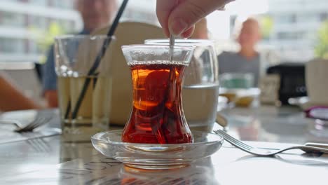 deliciosa taza fresca de té tradicional en el restaurante chipre, vista estática de primer plano