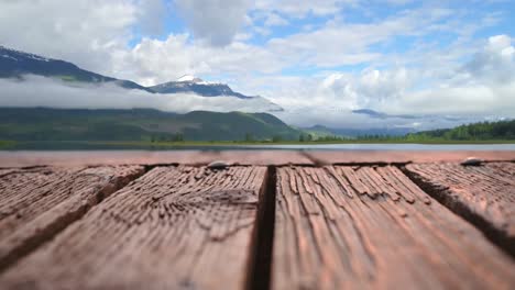 una balsa hecha de tablas de madera