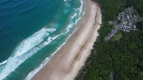 Playa-De-Cabeza-Rota-Con-Agua-Turquesa-En-Byron-Bay,-Nueva-Gales-Del-Sur,-Australia---Toma-Aérea