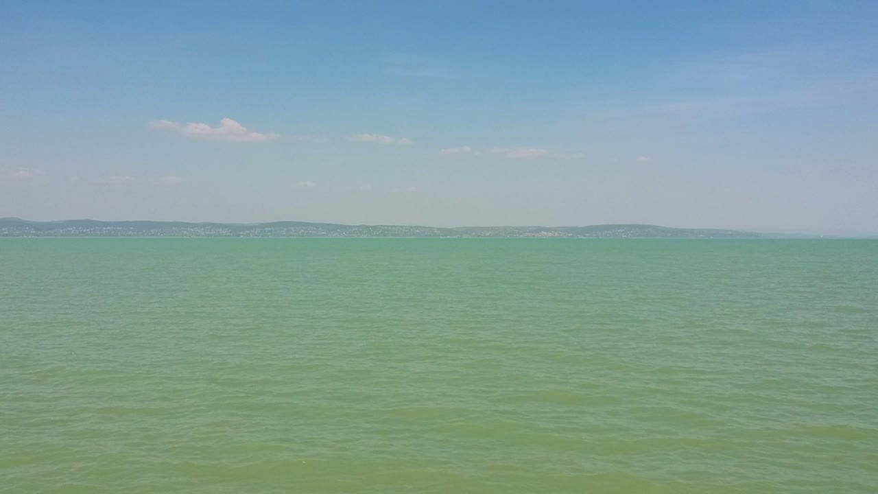발라톤 호수의 파도와 자마르디 해안 근처의 물 지붕, 발라톤 호수에서 오후 위쪽 드론 보기