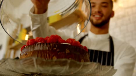 Nahaufnahme-Eines-Kellners,-Der-Kuchen-In-Der-Hand-Hält-4k