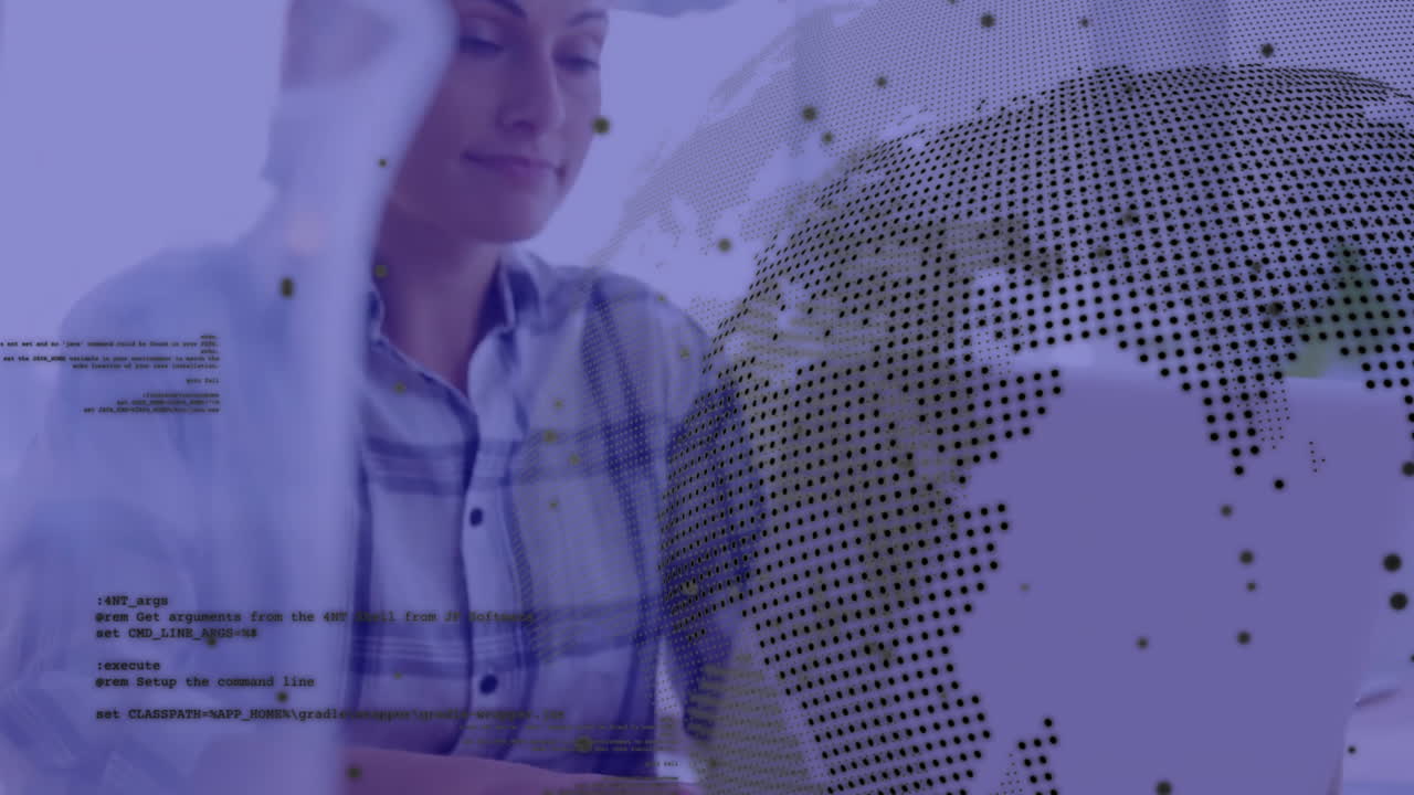 animación del globo y procesamiento de datos sobre mujer de negocios biracial usando computadora portátil en la oficina