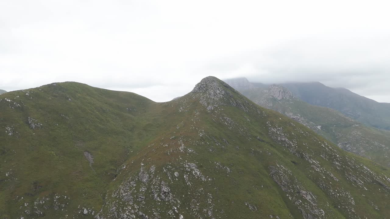 una dramática toma aérea de un pico de montaña en las montañas outeniqua cerca de george, cabo occidental, sudáfrica. el dron comienza lejos y se acerca lentamente, mostrando la grandeza del pico.