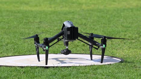 un gran despegue de drones en un día soleado, vuelo de drones, cámara de drones, cuadricópteros