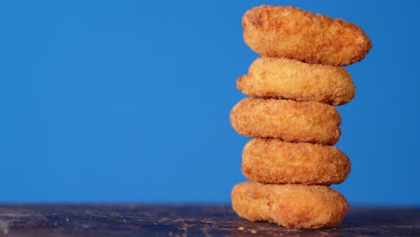 the pile of nuggets on the table slowly rotates.