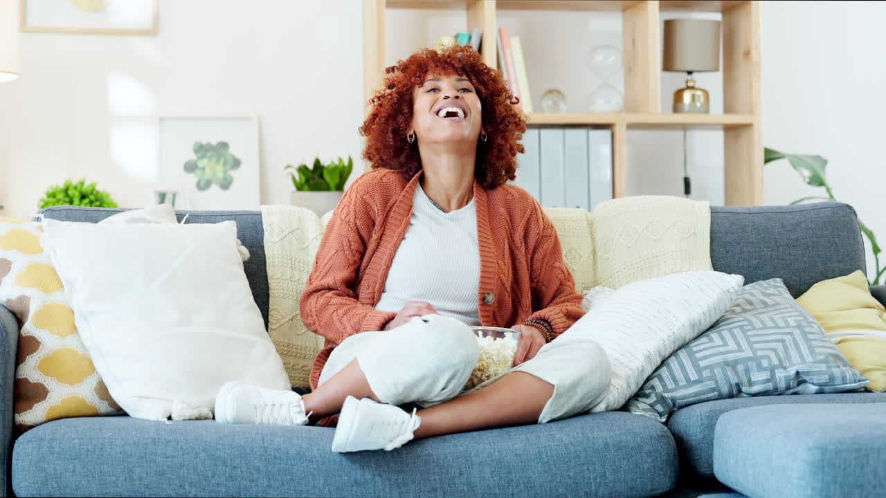 mujer viendo televisión por cable, servicio de transmisión