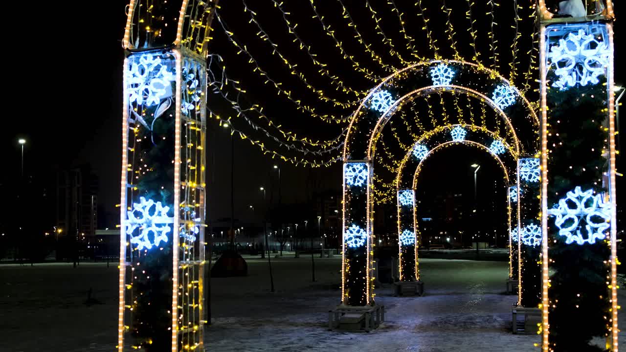 Valaistu talvikaari puistossa yöllä