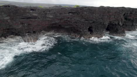 Impresionante-Vista-Aérea-De-La-Costa-De-Lava-Negra-De-La-Isla-Grande-De-Hawaii