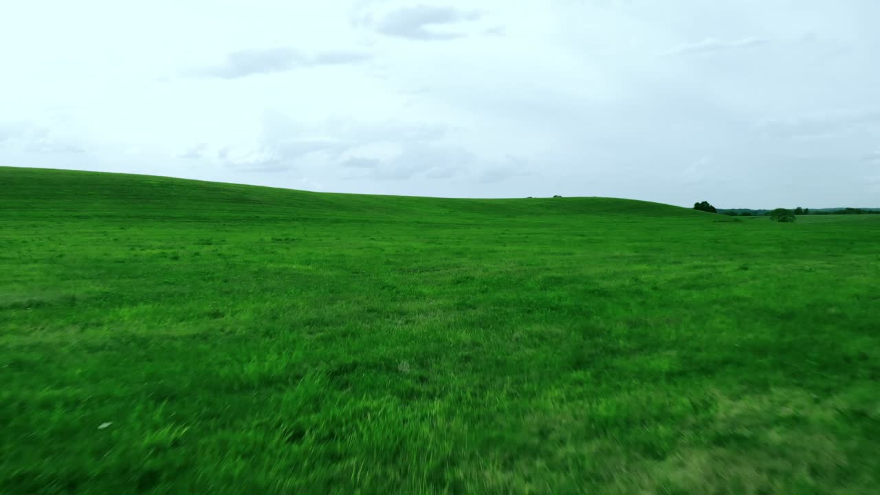 imágenes aéreas sobre la colina verde en el paisaje del pueblo
