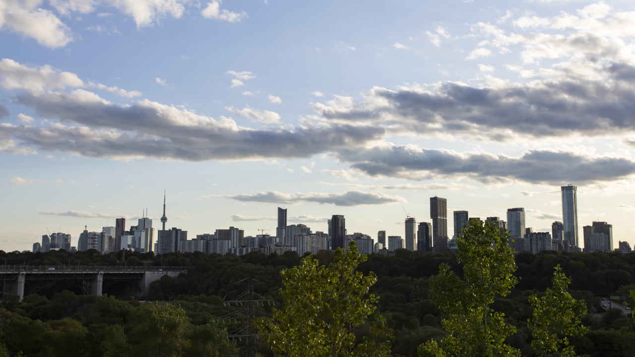 체스터 힐 전망대에서 토론토 스카이라인 너머로 일몰 저속 촬영