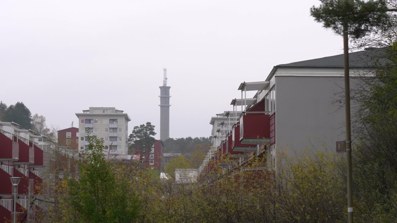 toma panorámica del barrio residencial en el distrito de bergsjön de gotemburgo en suecia durante el día nublado